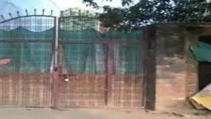 प्रयागराज : कंडक्टर पर हमला करने वाले लारेब के घर पर लटका ताला, परिवार फरार