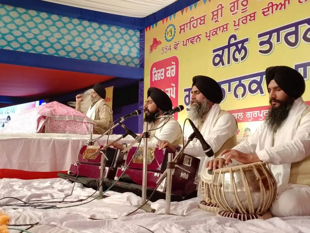 बरेली: गुरुपर्व पर धूमधाम से निकाली प्रभातफेरी, सजा मनमोहक दीवान