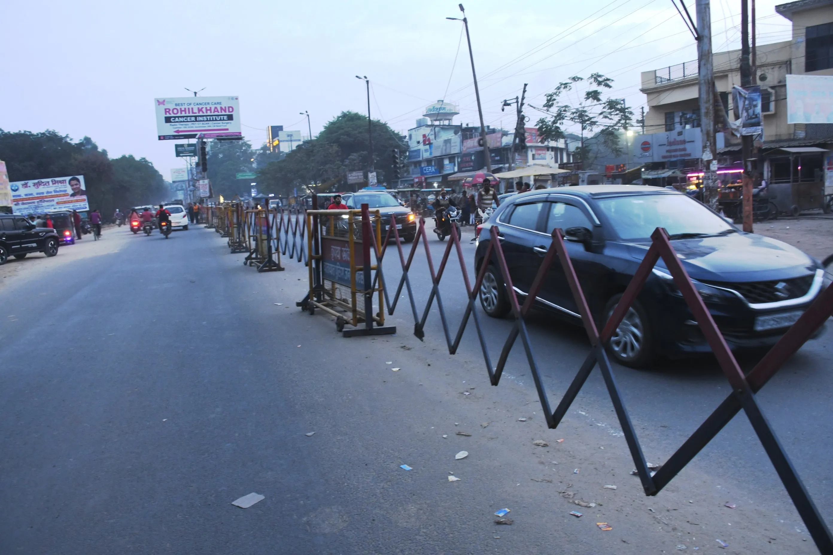 ट्रैफिक मैनेजमेंट फेल: सुरेश शर्मा नगर चौराहे को बनाया दोराहा, रास्ता बंद होने से लोग परेशान
