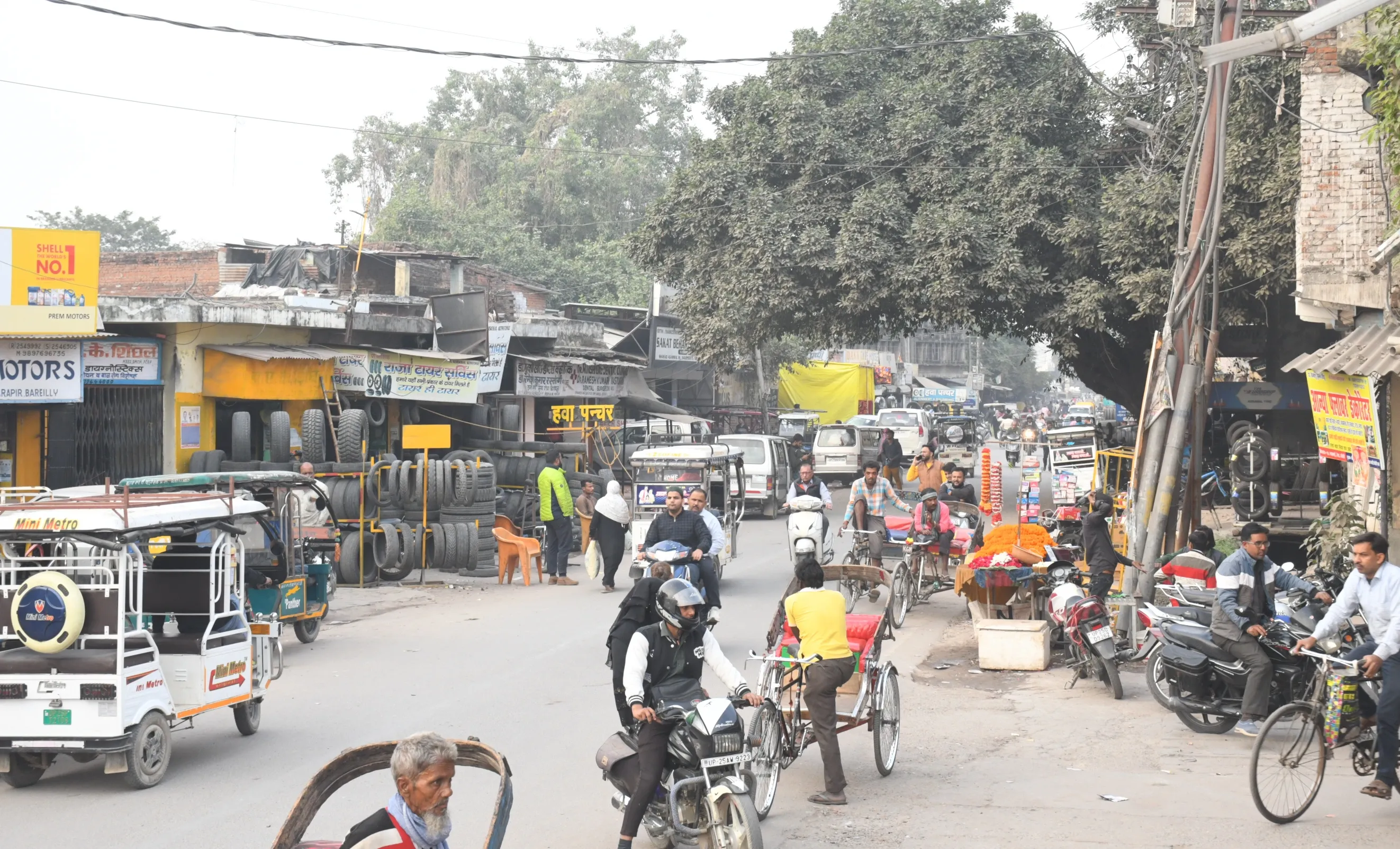 बरेली: फुटपाथों को कब्जा में बड़े-बड़े शोरूम वाले भी पीछे नहीं