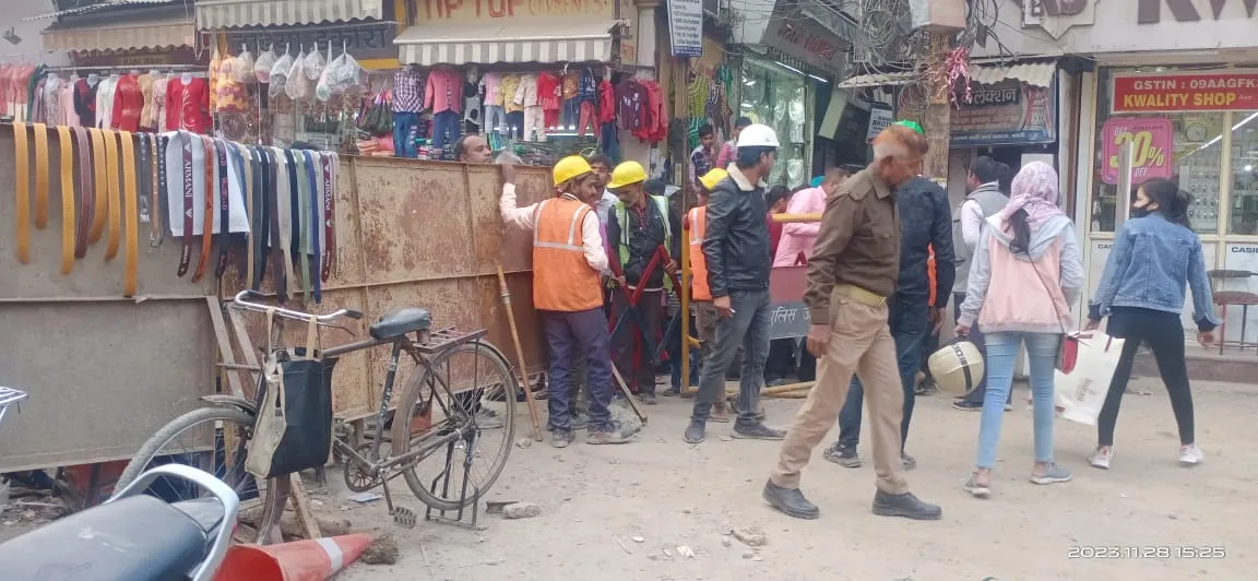 कुतुबखाना पुल : बैरिकेड हटाने की कोशिश पर तनातनी