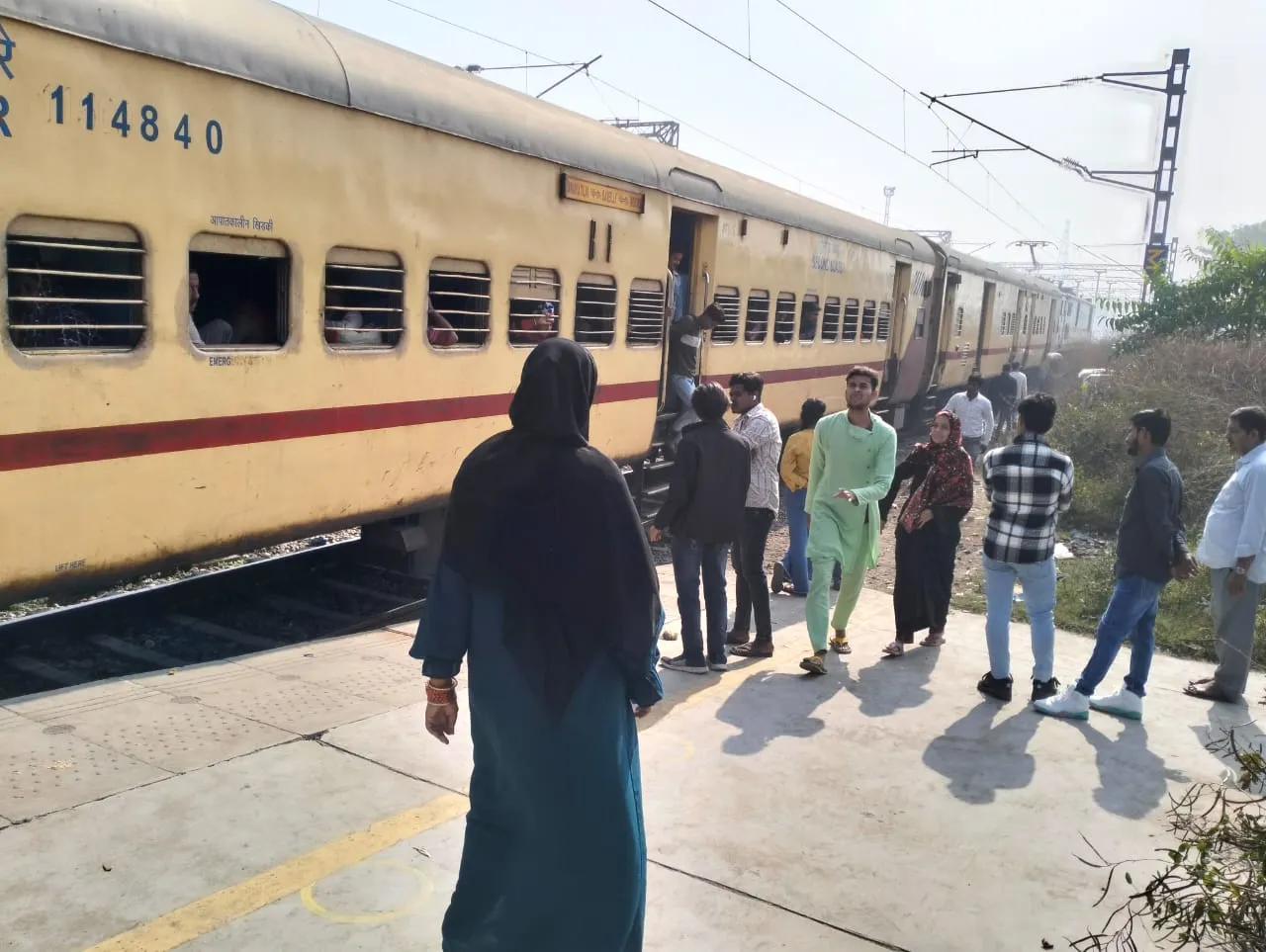 बरेली: जंक्शन के छोटे प्लेटफार्म बढ़ा रहे यात्रियों की मुसीबत