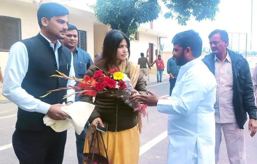 रुद्रपुर: सपा कार्यकर्ताओं ने पंतनगर एयरपोर्ट पर सांसद डिंपल यादव का किया स्वागत