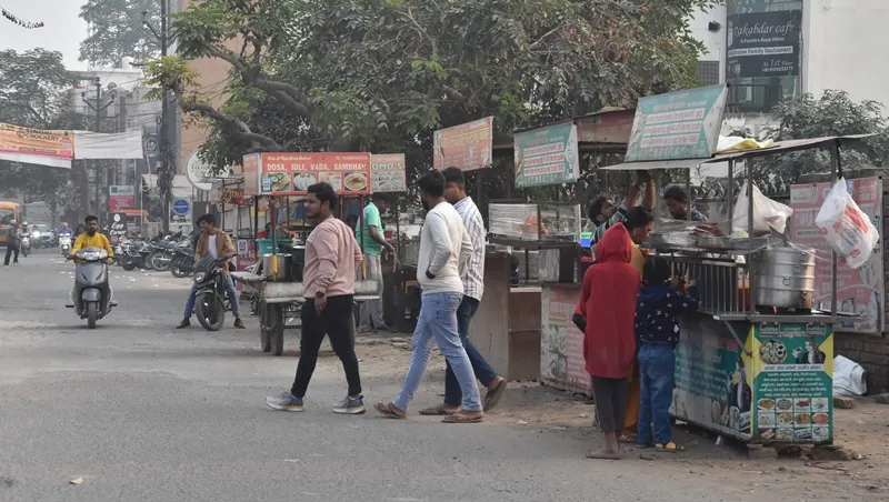 बरेली: डीडीपुरम और डेलापीर इलाके में फुटपाथों पर चाट और चाय बाजार