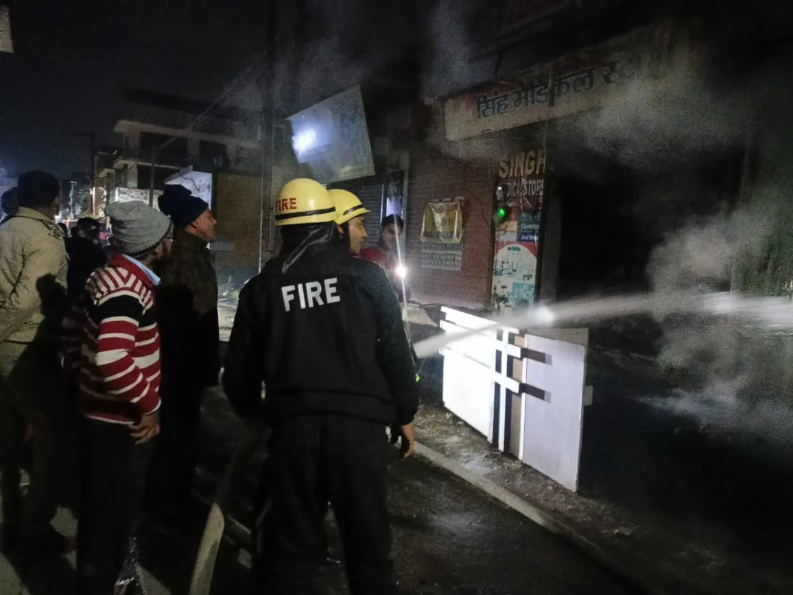 काशीपुर: मेडिकल स्टोर और इलेक्ट्रिकल शॉप में आग लगी, लाखों की क्षति