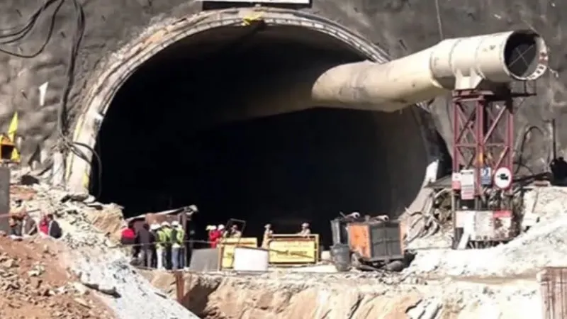 Silkyara Tunnel Accident : सुरंग में फंसे श्रावस्ती के श्रमिकों के परिजनों की बेचैनी बढ़ी, कर रहे प्रार्थना  