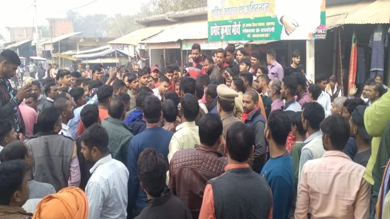 रायबरेली : पुलिस की पिटाई से युवक हुआ अचेत, आक्रोशित ग्रामीणों ने रोड जाम कर किया हंगामा 