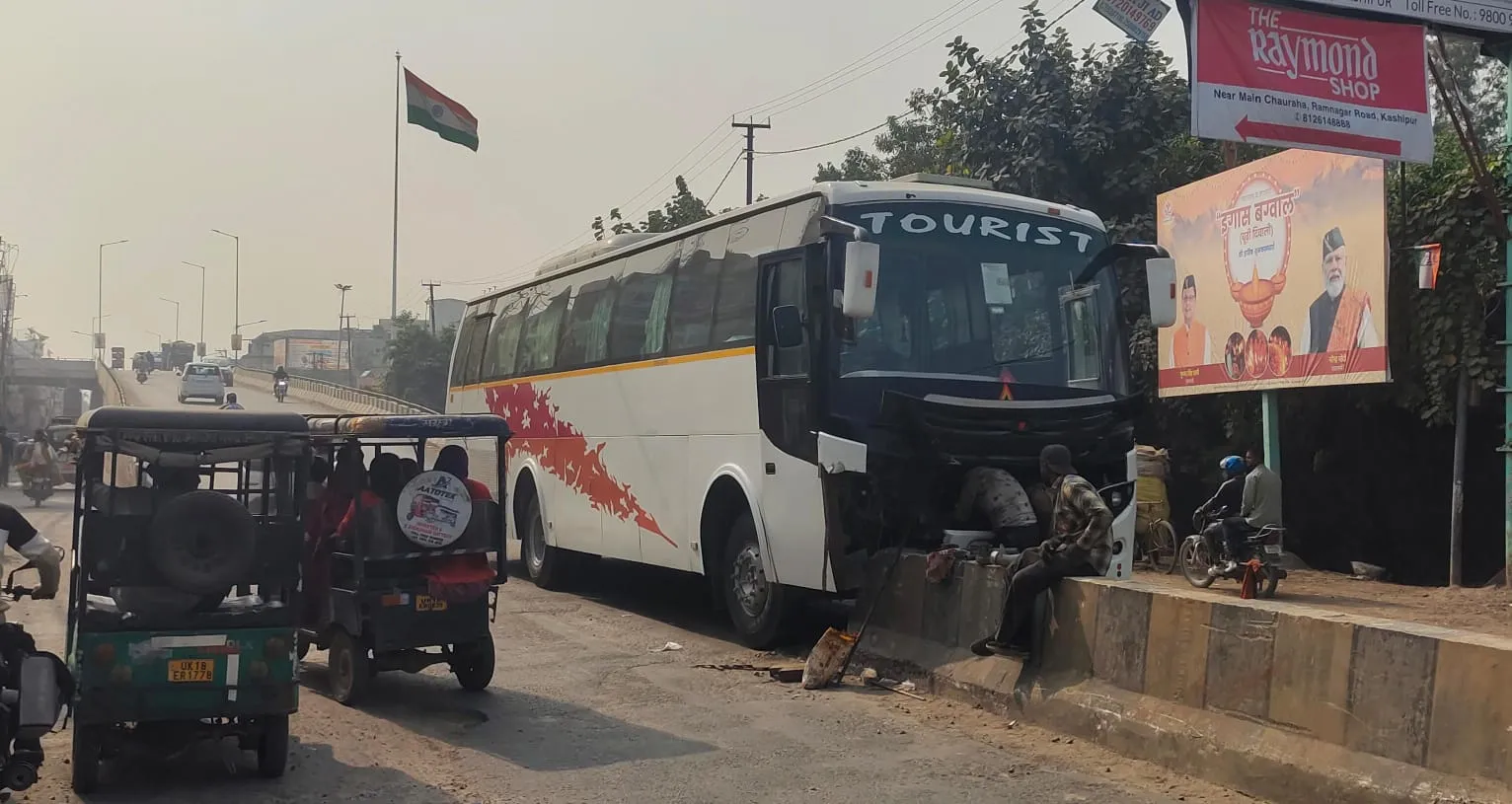 काशीपुर: दिल्ली से जिम कॉर्बेट आ रही सवारियों से भरी बस डिवाइडर पर चढ़ी