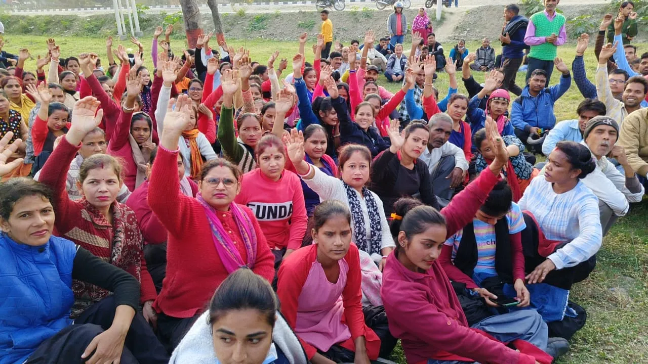 रुद्रपुर: वेतन वृद्धि की मांग को लेकर भड़के सिडकुल कंपनी के श्रमिक