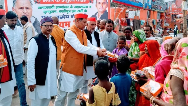 मुलायम सिंह यादव जयंती : संगम पहुंचे प्रदेश सचिव, गरीबों को कराया भोजन