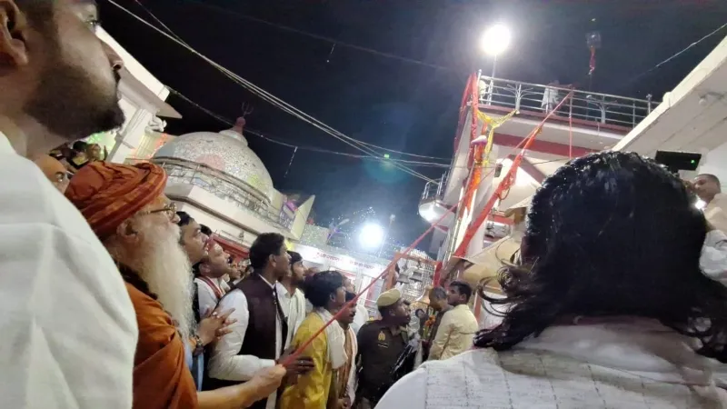 पहली बार कार्षिण पीठाधीश्वर गुरु शरणानंद महाराज ने सोमेश्वर महादेव मंदिर में फहराया शिखर ध्वज 