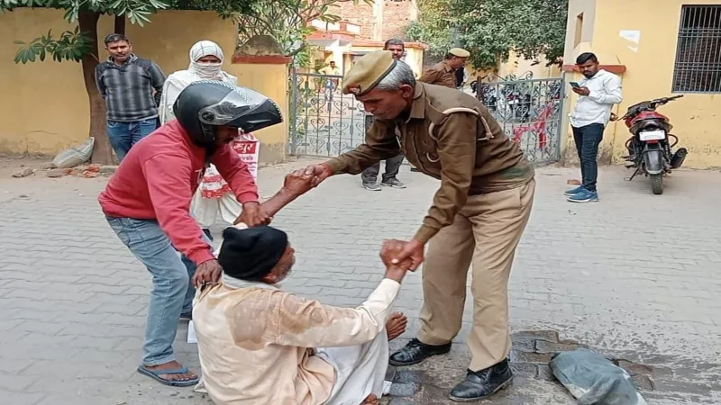 प्रतापगढ़ : न्याय न मिलने पर वृद्ध ने एसडीएम आवास के सामने किया आत्मदाह का प्रयास