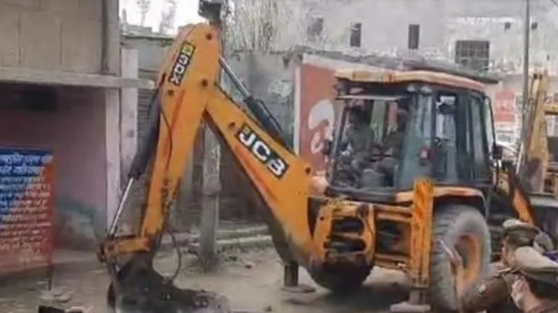 गाजियाबाद में गैंगस्टर की 26 अवैध दुकानों पर चला बुलडोजर 