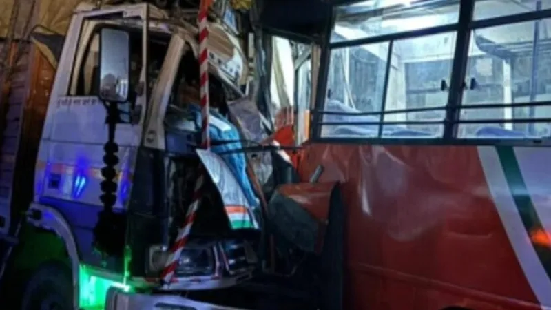 गोरखपुर में बड़ा सड़क हादसा - 6 की मौत, रोडवेज बस के यात्रियों को ट्रक ने रौंदा 
