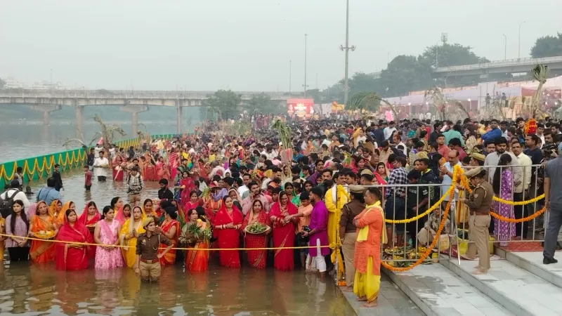 छठ पूजा महापर्व : सूर्य को अर्घ्य देने हजारों की संख्या में पहुंचे श्रद्धालु, मेले जैसा दिख रहा नजारा 