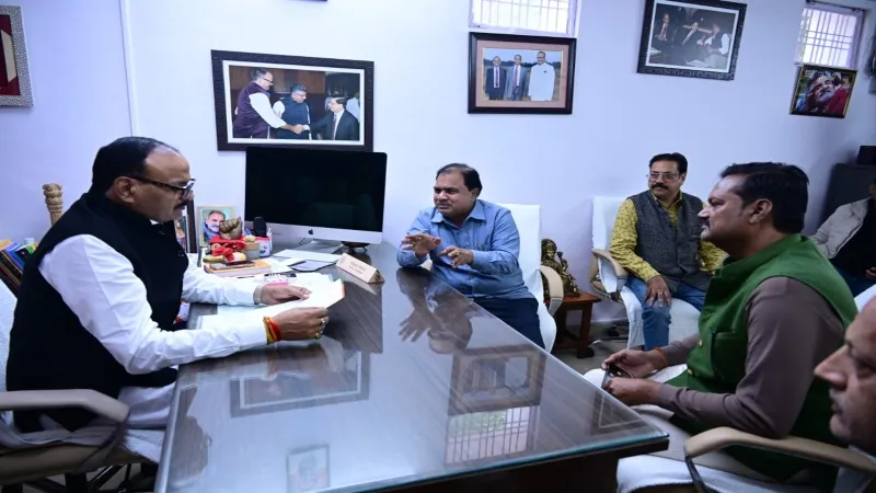 डिप्टी CM ब्रजेश पाठक ने सुनीं जनसमस्याएं, अधिकारियों को दिए निर्देश 