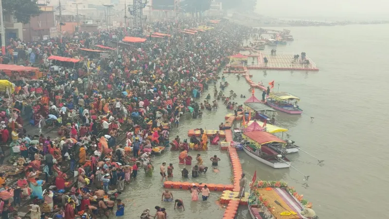 कार्तिक पूर्णिमा : अयोध्या में श्रद्धालु सरयू में लगा रहे आस्था की डुबकी