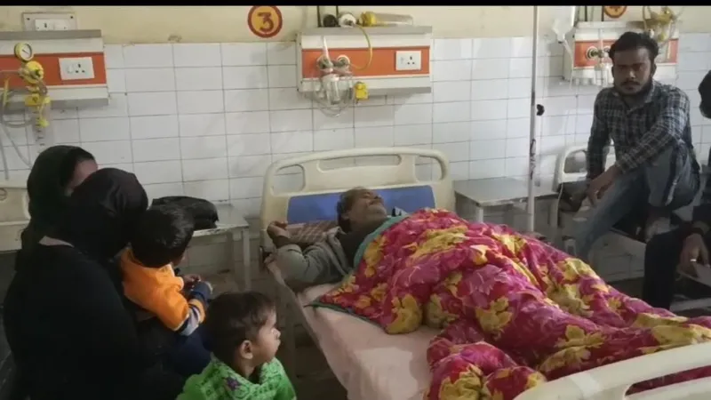 गोंडा में भीषण सड़क हादसा : रोड किनारे खड़े 5 लोगों को अनियंत्रित वैन ने रौंदा, 2 की मौत - 3 घायल