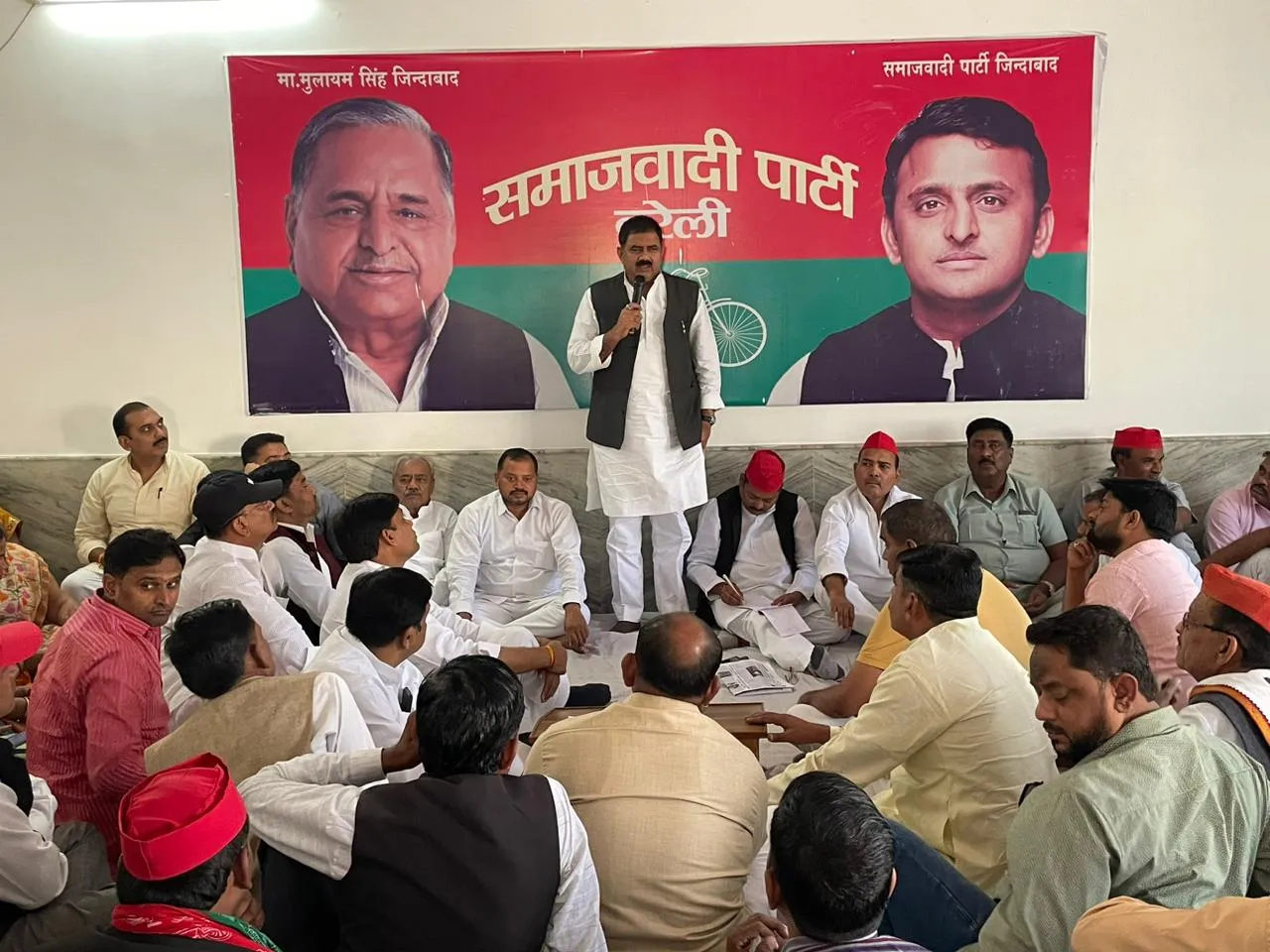 बूथ कार्यकर्ता पार्टी की रीढ़, एकजुटता से चुनाव जिताने में जुटें: अताउर रहमान