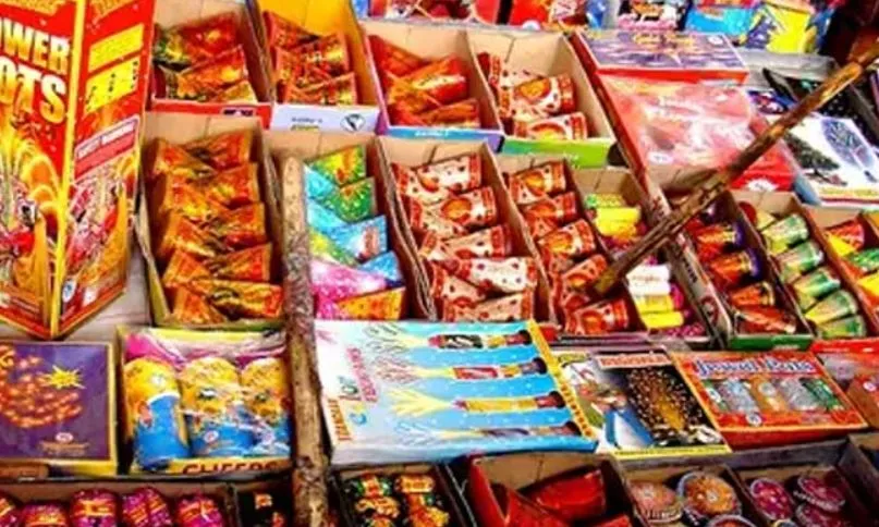 बरेली: पटाखा दुकानें खुलने की सूचना पर पहुंची प्रशासन की टीम, मचा हड़कंप