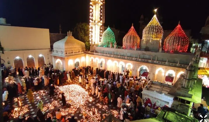 Bareilly: मन्नतों के चिराग से जगमग हुआ खानकाह-ए-नियाजिया