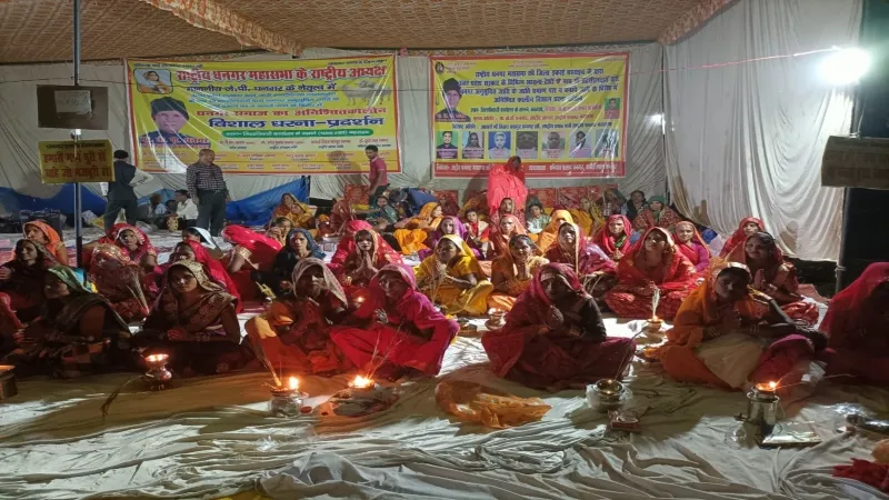 बहराइच : चन्द्रमा को पूजकर धरना स्थल पर महिलाओं ने मनाई करवा चौथ