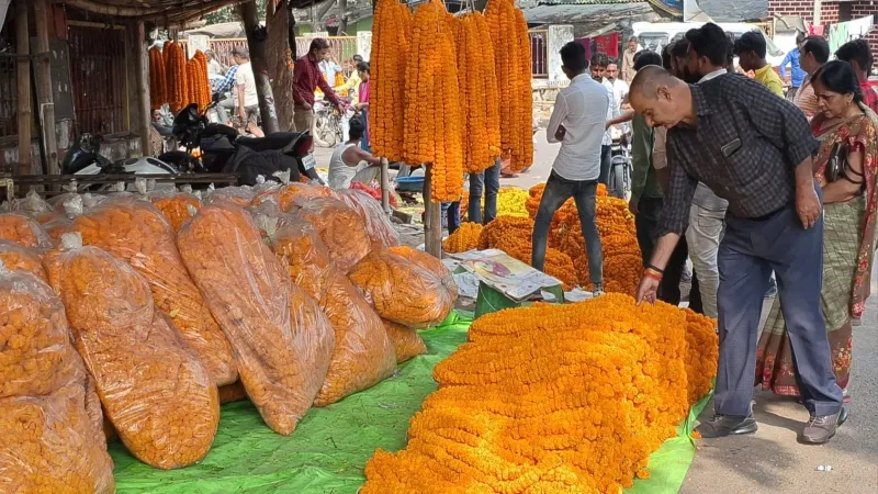 प्रयागराज में दीपावली पर जमकर बिके फूल-माला, दस करोड़ का हुआ व्यापार