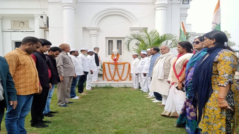 इंदिरा गांधी जयंती : लखनऊ में कांग्रेस कार्यकर्ताओं ने पूर्व PM को दी श्रद्धांजलि 