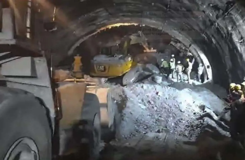 उत्तराखंड: सिलक्यारा सुरंग में ड्रिलिंग फिर से शुरू, 32 मीटर अंदर तक डाले स्टील पाइप