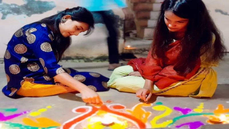 दीपों से जगमगाया संगम तट, हमास-इजराइल युद्ध रोकने का दिया संदेश