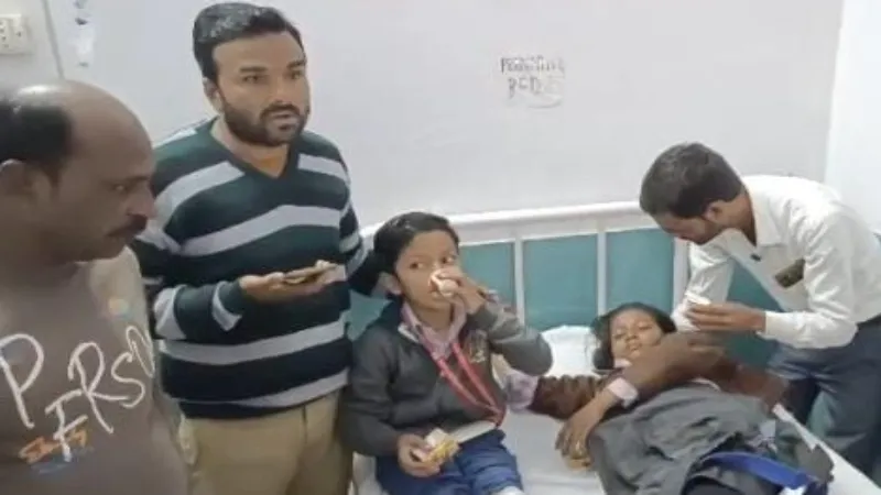 जालौन : हाईटेंशन लाइन के पोल से टकराई स्कूल वैन, चालक समेत 15 बच्चे घायल