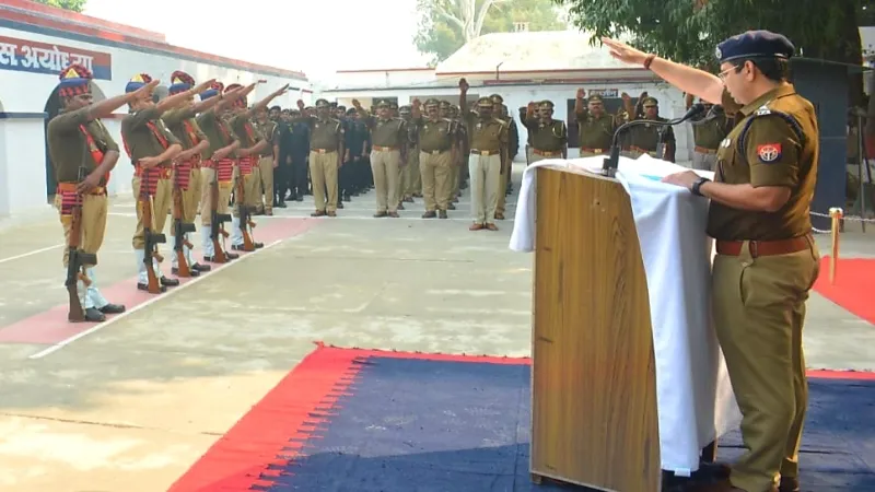 संविधान दिवस : अयोध्या में पुलिस लाइन से थाना-चौकी तक दिलाई गई शपथ