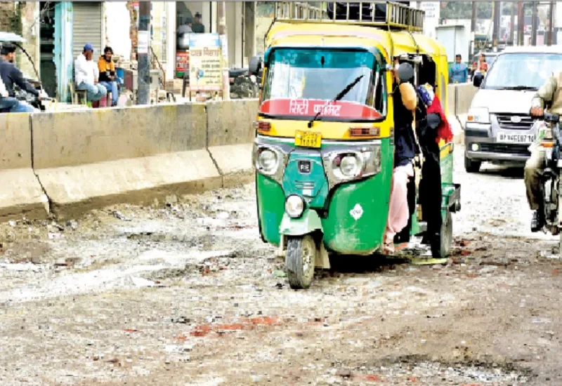 मुरादाबाद : 623 मीटर की टूटी सड़क में हिचकोले खा रहे वाहन