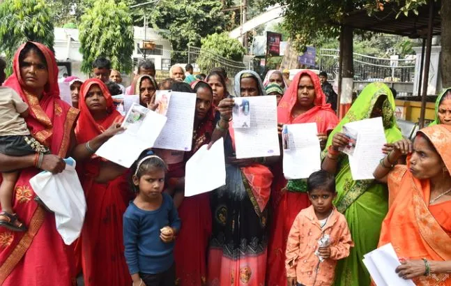 बरेली: प्रधानमंत्री आवास नहीं मिलने से महिलाओं में नाराजी, कलेक्ट्रेट में किया प्रदर्शन