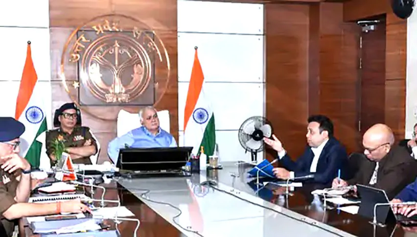 यूपी में कानून व्यवस्था को लेकर मुख्य सचिव और डीजीपी ने की बैठक, एसपी और थानेदारों को मुख्यालय पर ही रहने के आदेश