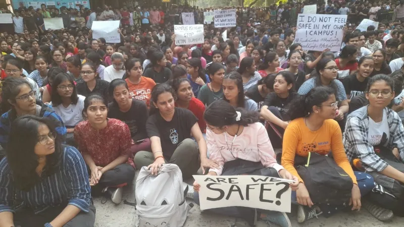BHU में छात्रा से छेड़छाड़ पर बड़ा प्रदर्शन, कार्रवाई की मांग - Video