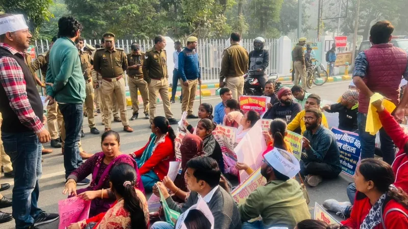 69000 शिक्षक भर्ती: नियुक्ति की मांग कर रहे अभ्यर्थियों ने घेरा डिप्टी सीएम केशव मौर्य का आवास, की मुलाकात 