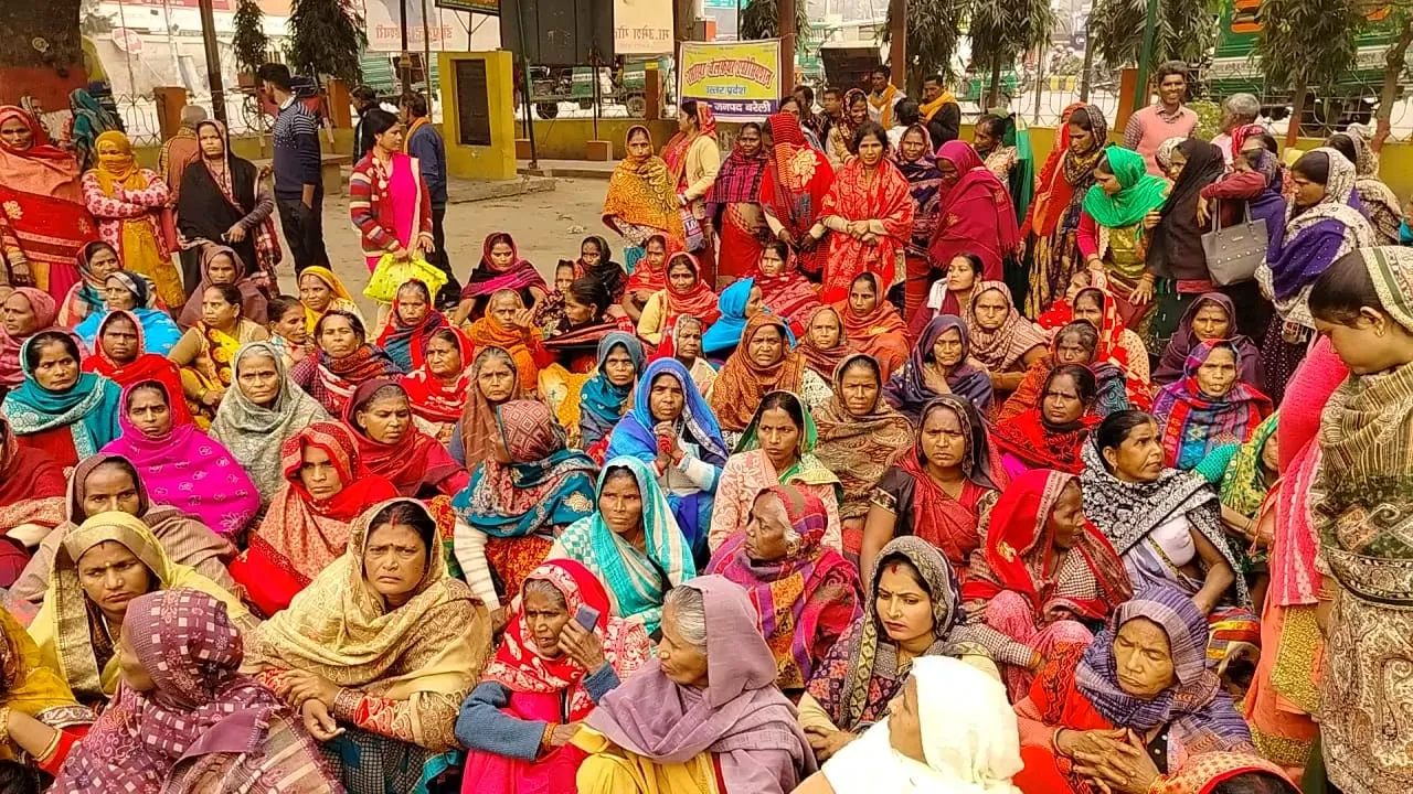 बरेली: 6 सूत्रीय मांगों को लेकर रसोइयों का धरना प्रदर्शन, सरकारी कर्मचारी घोषित करने की मांग