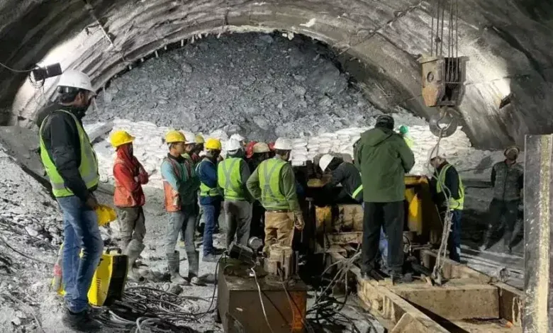 उत्तरकाशी: सब कुछ ठीक रहा तो आज शाम तक 41 मजदूर आ जाएंगे सुरंग से बाहर
