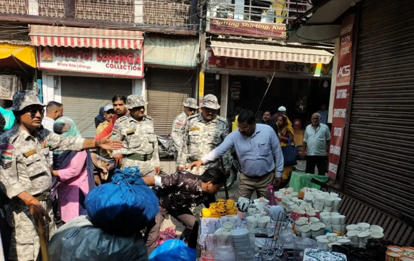 बरेली: नगर निगम ने आलमगीरीगंज में हटाया साप्ताहिक बाजार, कई दुकानदारों के चालान