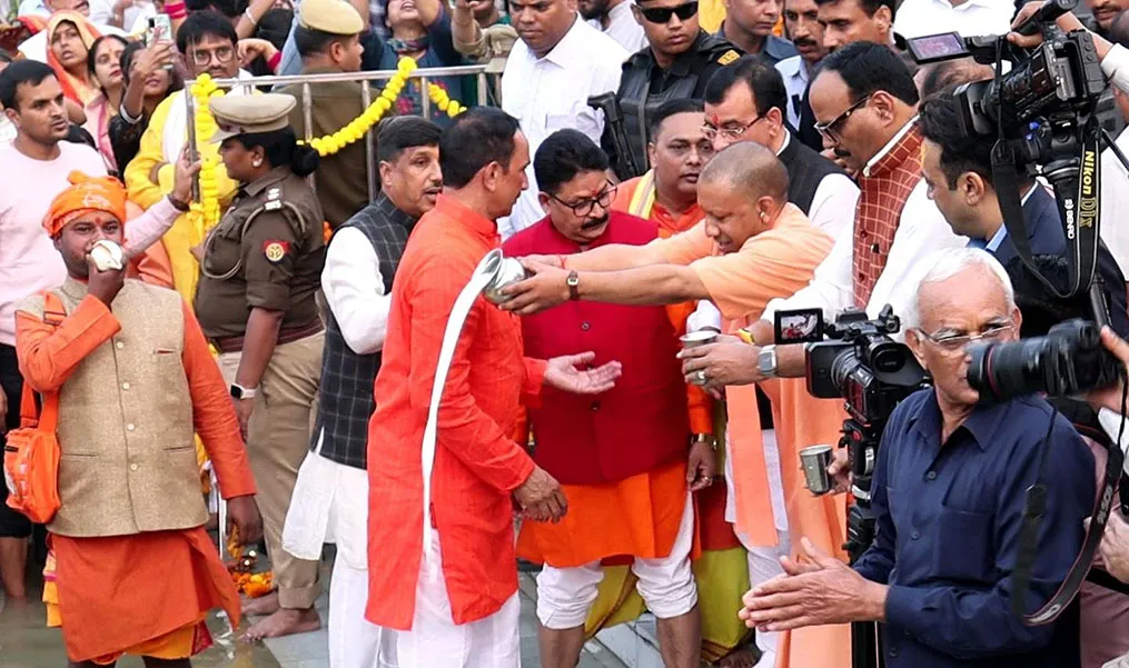  छठ पूजा महापर्व: लखनऊ में ढलती शाम व स्वच्छता से मुस्कुराती गोमती के किनारे शुरू हुई छठ पूजा, सीएम योगी ने सूर्य को दिया अर्घ्य