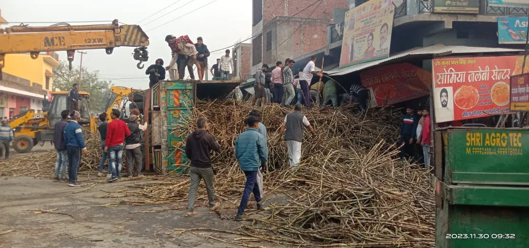 संभल: एक्सल टूटने से पलटा गन्ना लदा ओवरलोड ट्रक, बाइक सवार चाचा-भतीजे दबकर घायल 