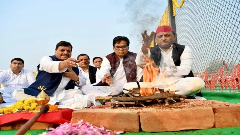 मुलायम सिंह यादव जयंती : अखिलेश ने किया स्मारक का शिलान्यास, समर्थकों ने दी श्रद्धांजलि