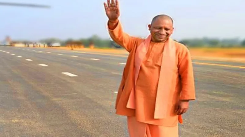 वाराणसी पहुंचे CM योगी, देव दीपावली पर आज है विशेष आयोजन 