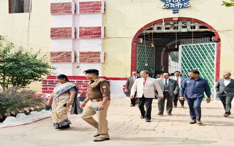 प्रयागराज: केंद्रीय कारागार नैनी का न्यायमूर्ति व जिला जज ने किया औचक निरीक्षण, जेल में मचा हड़कंप
