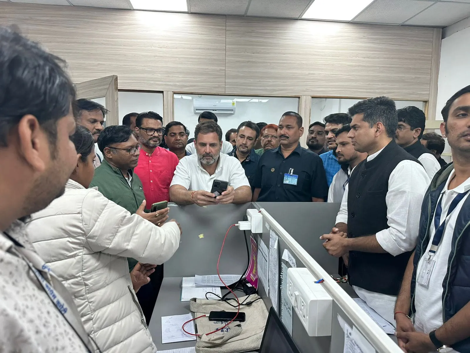 राहुल गांधी ने कांग्रेस की जीत के लिए दिन-रात मेहनत कर रही टीम का बढ़ाया हौसला