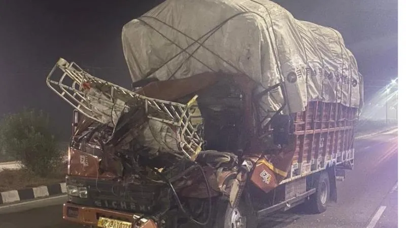Kanpur Dehat: ट्रक से डीसीएम भिड़ंत में एक की मौत, दो घायल, मैनपुरी से लहसुन लादकर कानपुर की चकरपुर मंडी जा रही DCM