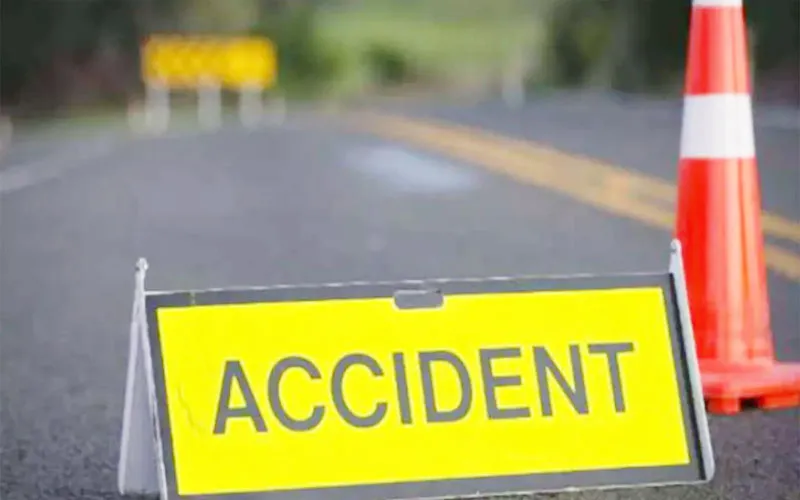 ट्रक की चपेट में आकर बाइक सवार महिला और बच्चे की मौत 