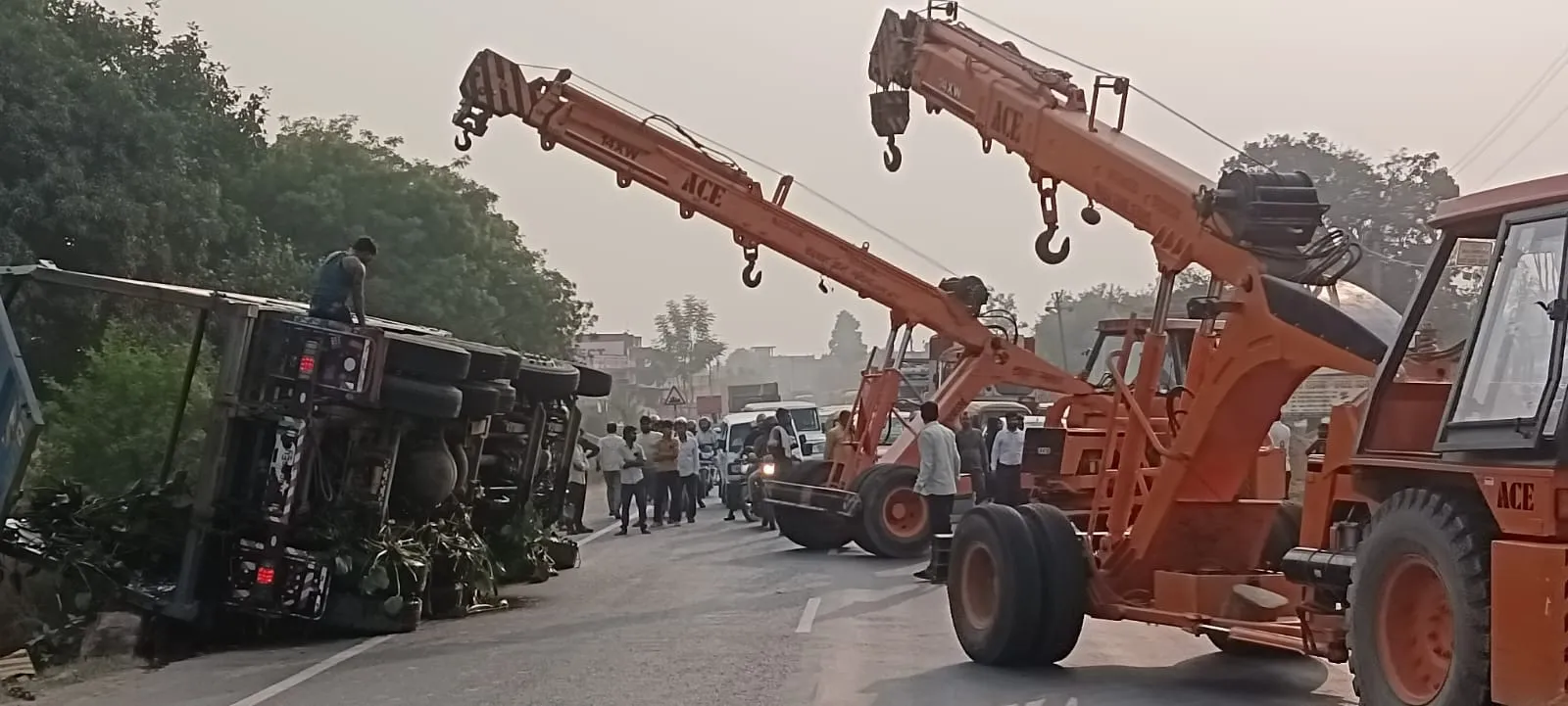 Kanpur Accident: नेशनल हाईवे पर अनियंत्रित होकर पलटी बस, मची चीख-पुकार, आधा दर्जन लोग घायल