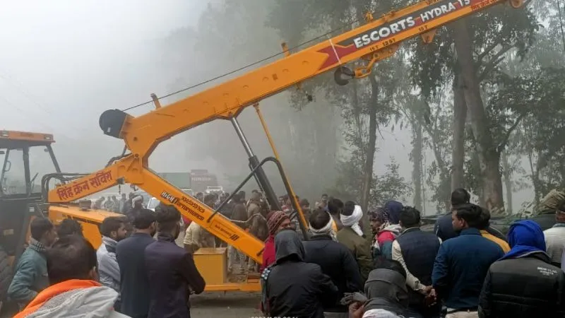 Unnao Accident: मौरंग लदा डंपर पेड़ से टकराकर खंती में पलटा, चालक व खलासी की मौत, कोहरे के कारण हुई घटना